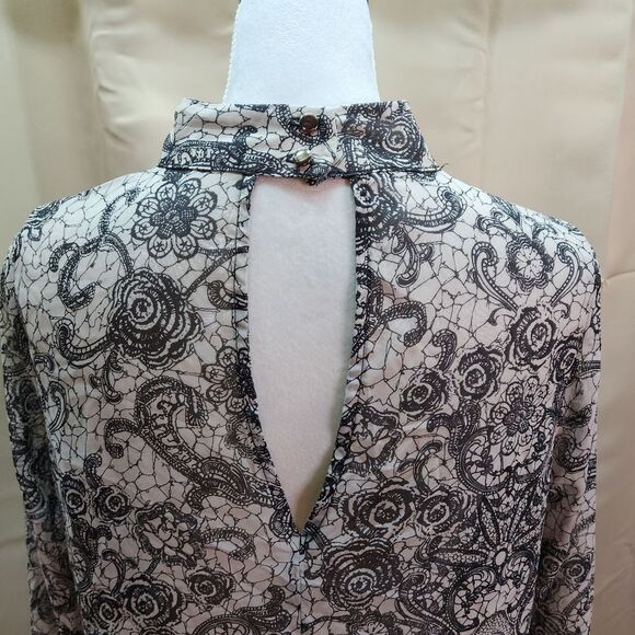 Harlowe & Graham Pale Purple High Neck Keyhole Blouse Size Small - Picture 9 of 10